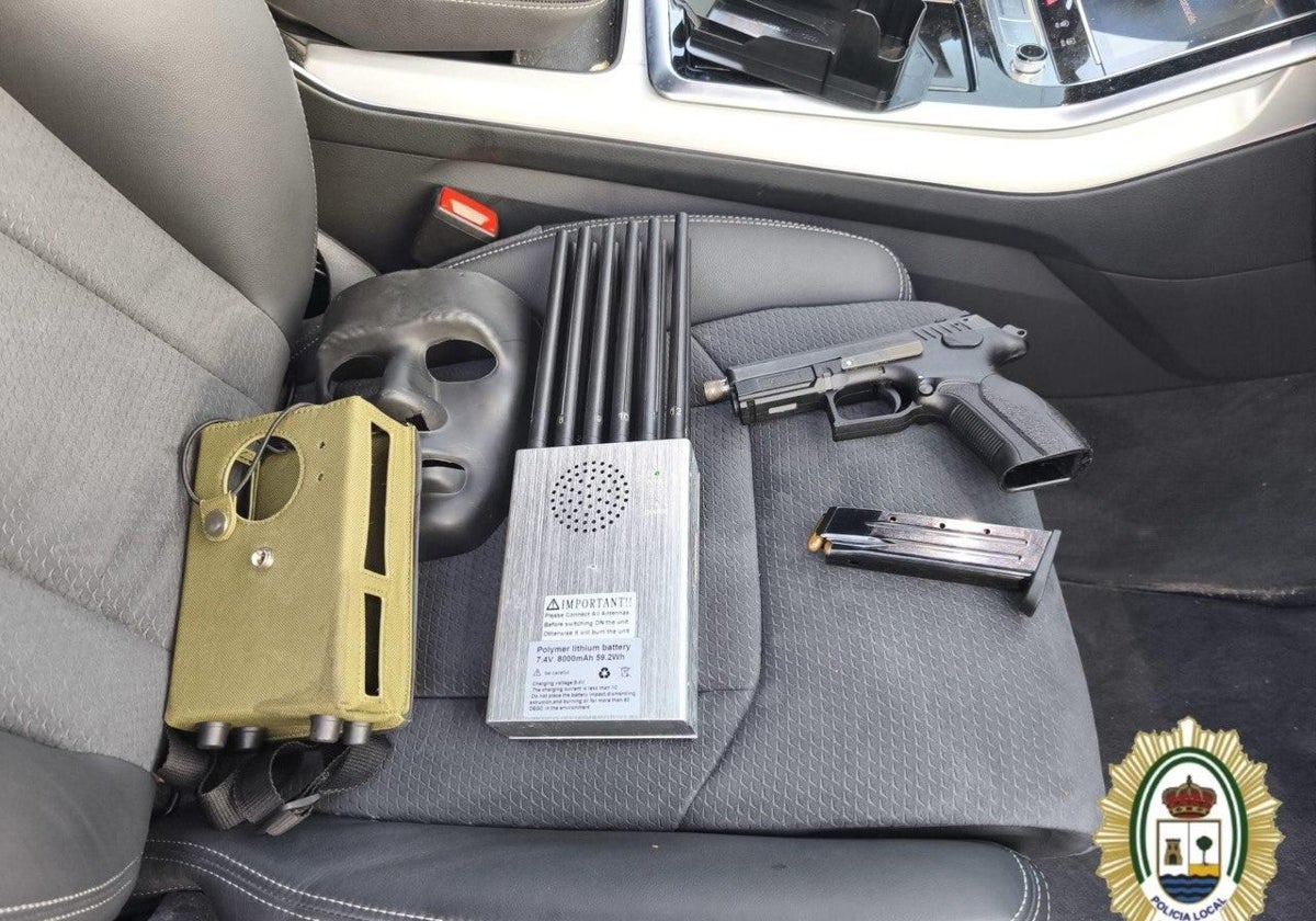 Parte del material intervenido a los detenidos en Punta Umbría