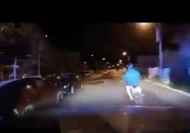 La Policía Local de Almonte persigue durante más de 3 kilómetros en Matalascañas a un motorista que perdió 14 puntos por sus infracciones