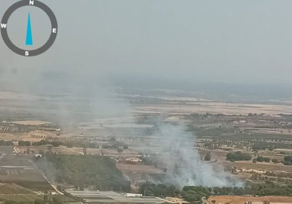 Vista del incendio declarado en Bonares