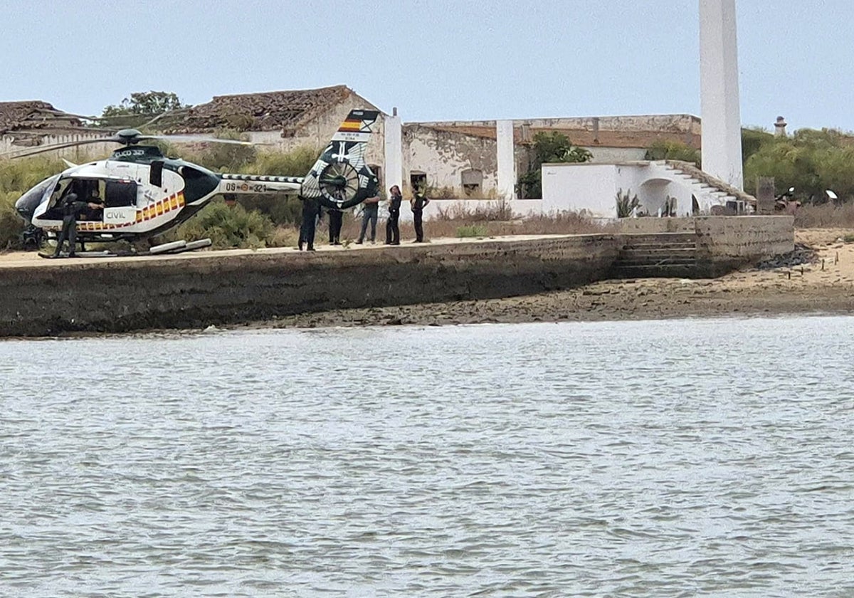 Un helicóptero del Instituto Armado, esta mañana, en la Flecha del Rompido