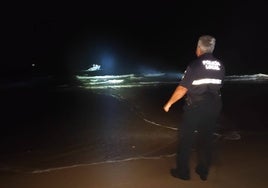 Rescatan en aguas de Doñana a los tres tripulantes de una embarcación encallada