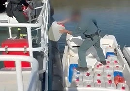 Los petaqueros abandonan una embarcación con más de 3.000 litros de combustible en Nuevo Portil