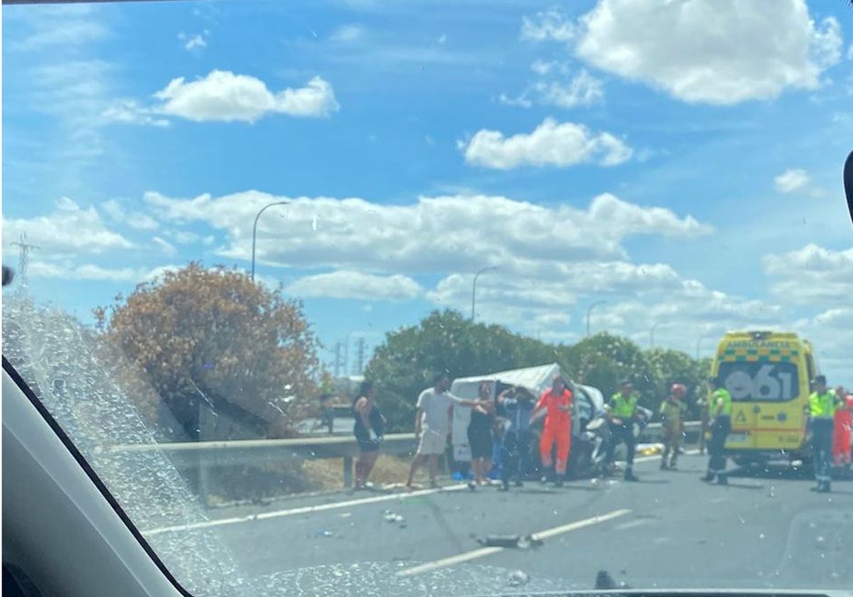 Instantes posteriores al accidente en el que se ve la furgoneta donde viajaban las víctimas, completamente destrozada