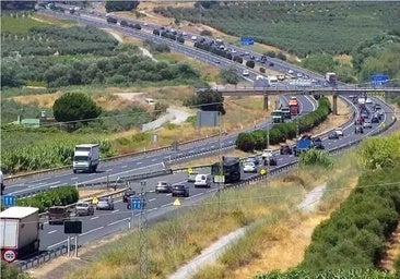 Un incendio en la mediana de la A49 provoca atascos kilométricos en el arranque del fin de semana