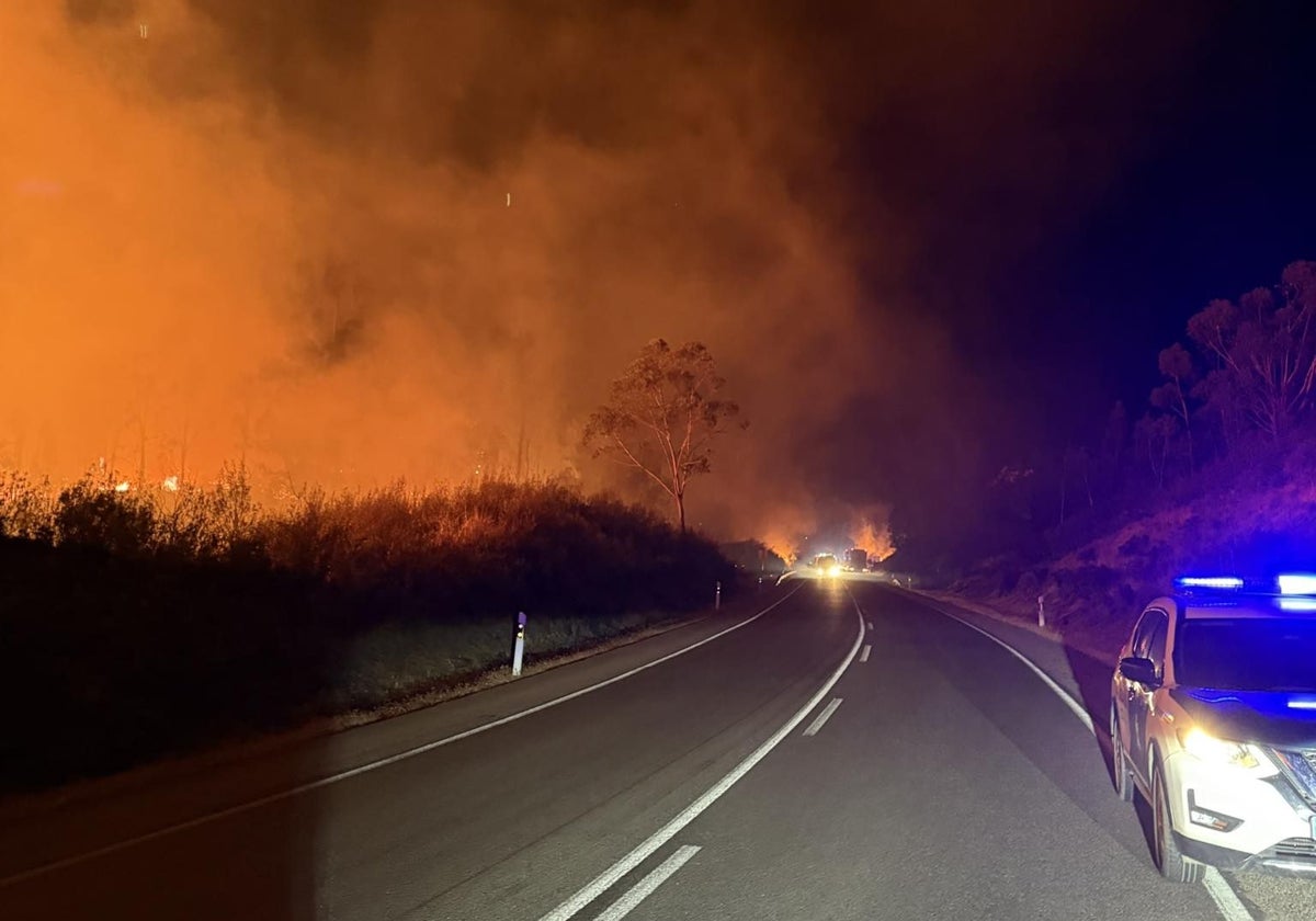 El incendio, esta noche, visto desde la carretera