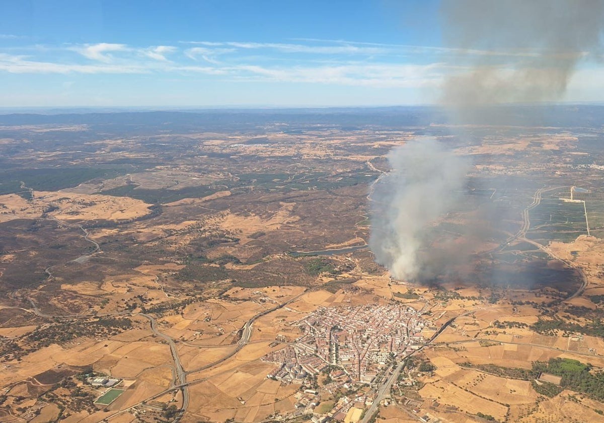 Vista del incendio de Calañas