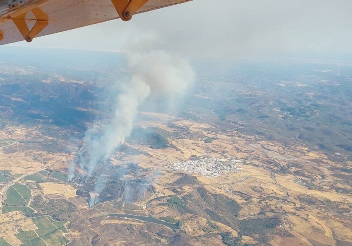Vista del incendio de Calañas