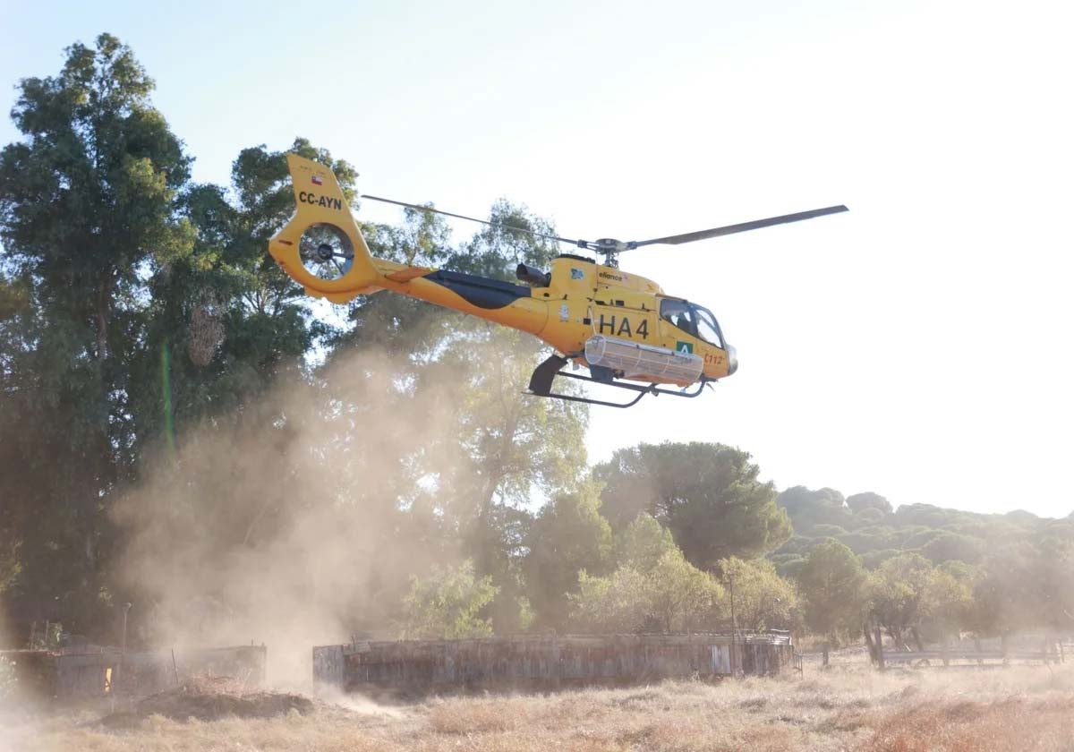 Un helicóptero del Infoca durante las tareas de lucha contra un incendio