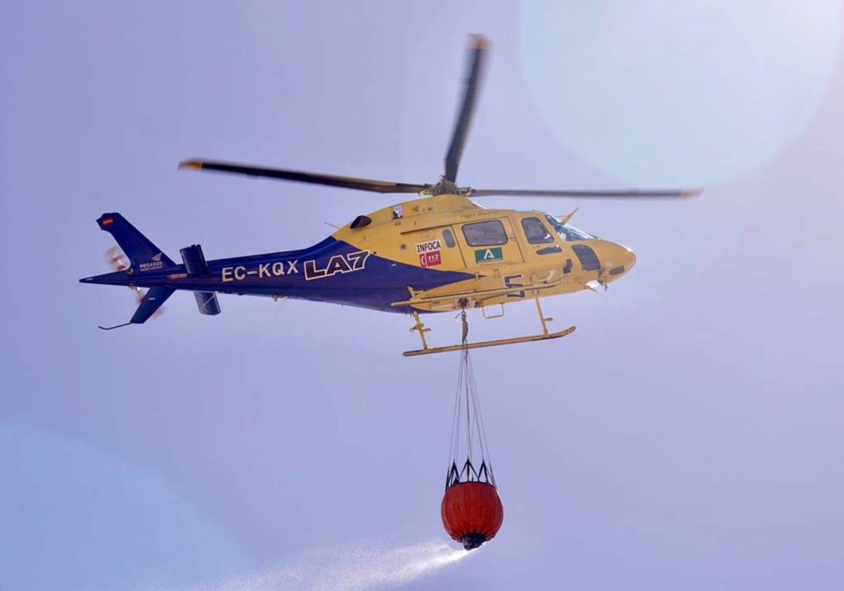 Helicóptero del Infoca en acción