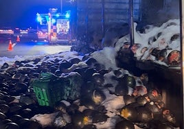 Accidente en Huelva: Un carril de la A-49 queda cortado por el vuelco de un camión que acabó incendiado