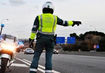 Accidente en Huelva: Un carril de la A-49 queda cortado por el vuelco de un camión que acabó incendiado