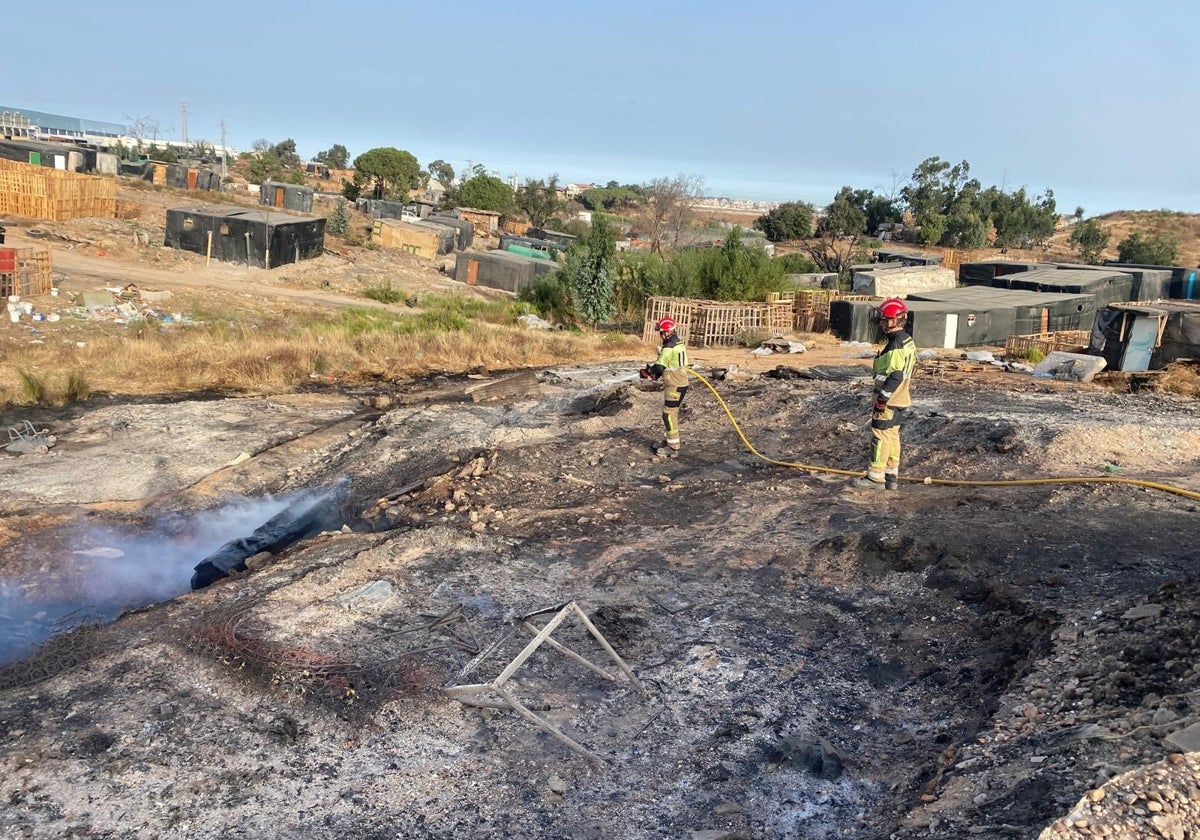 Bomberos refrescan la zona del incendio tras extinguirlo