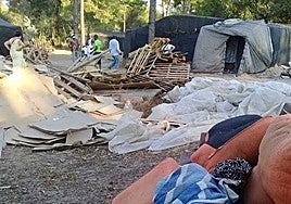 Irrumpe pistola en mano en un local de ocio de un asentamiento de Palos