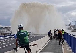 Las imágenes que captaron la enorme catarata formada en el puente Sifón de Huelva