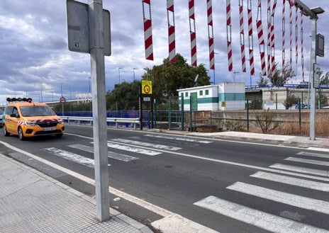 Imagen secundaria 1 - Coches circulando en ambos sentidos en el puente sifón Santa Eulalia
