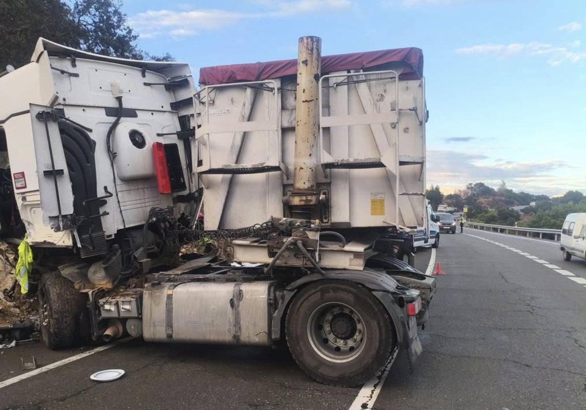 Camión accidentado en la N-435