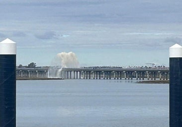Una avería en una tubería del Puente Sifón provoca una enorme columna de agua visible desde Huelva