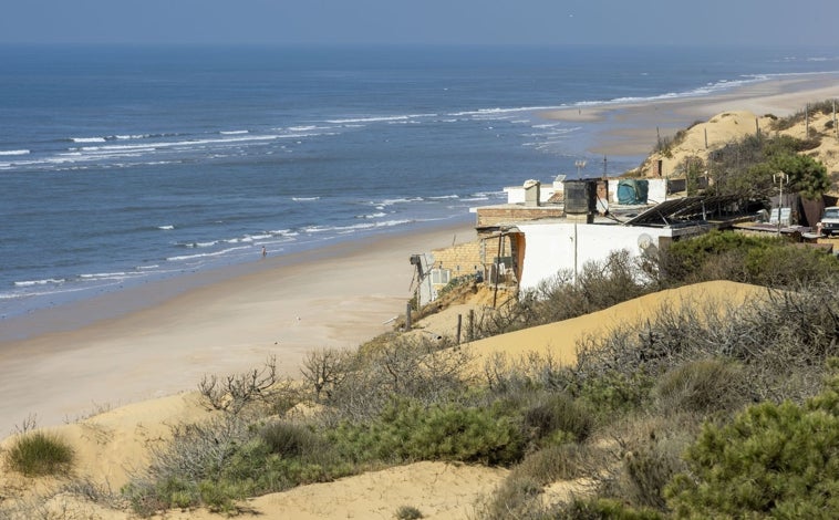 Imagen principal - Zona delantera y trasera de las casas del Rancho Pichilín