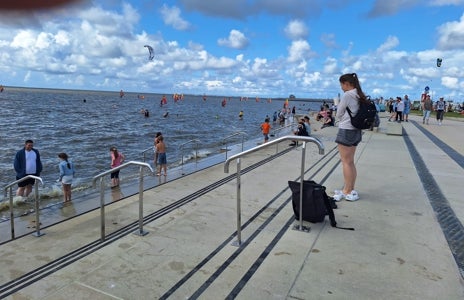 Imagen secundaria 1 - Matalascañas, sin playa y con el paseo marítimo dañado