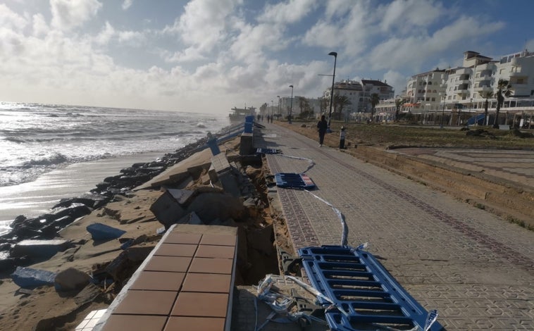 Imagen principal - Matalascañas, sin playa y con el paseo marítimo dañado