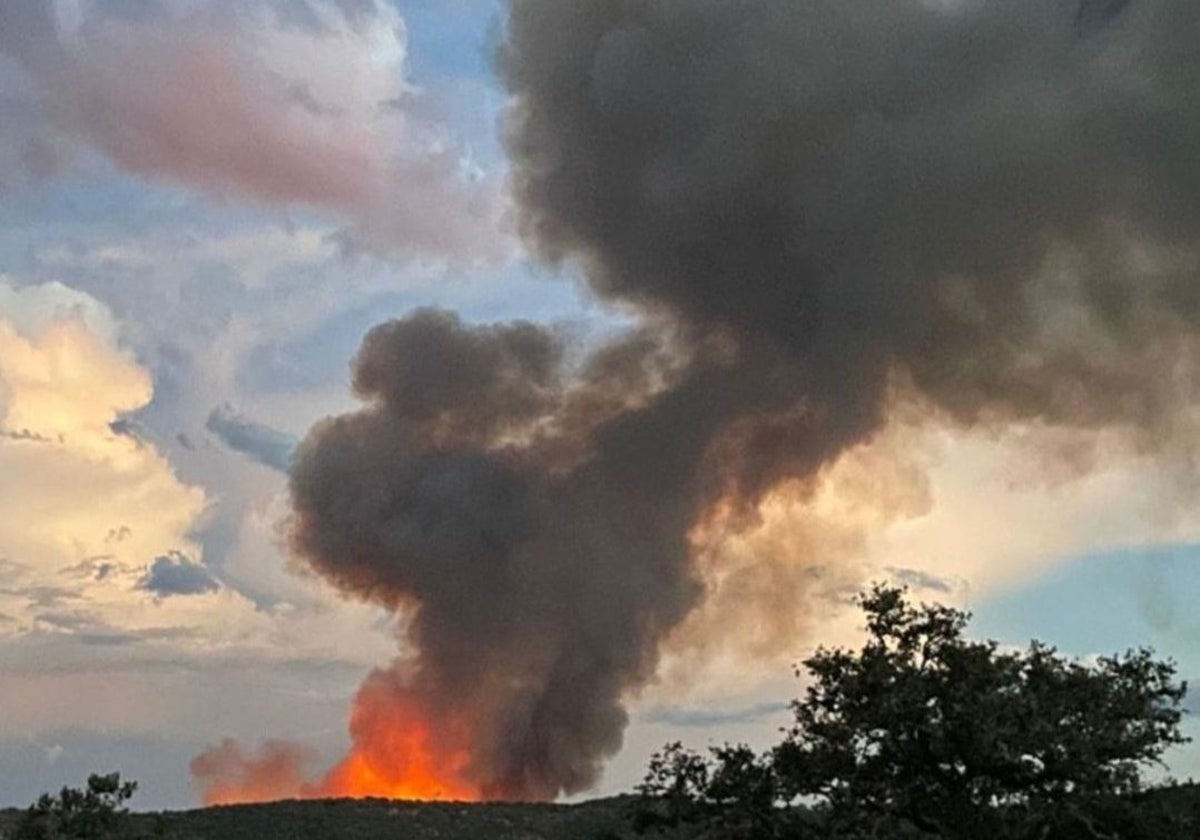 Incendio iniciado en el Castillo de las Guardas y que amenaza Zufre