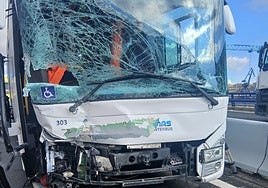 Un accidente entre un autobús y un todoterreno deja siete heridos en el puente del Odiel