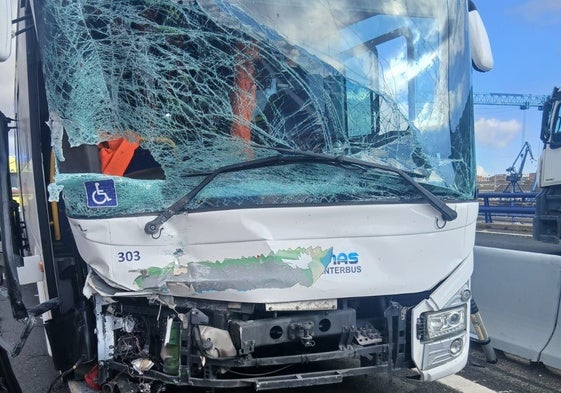 El autobús accidentado que ha causado varios heridos y retenciones en el puente del Odiel este mediodía