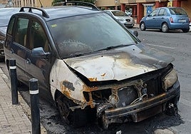 Investigan si hay un pirómano detrás de dos incendios de vehículos en la misma calle de Huelva