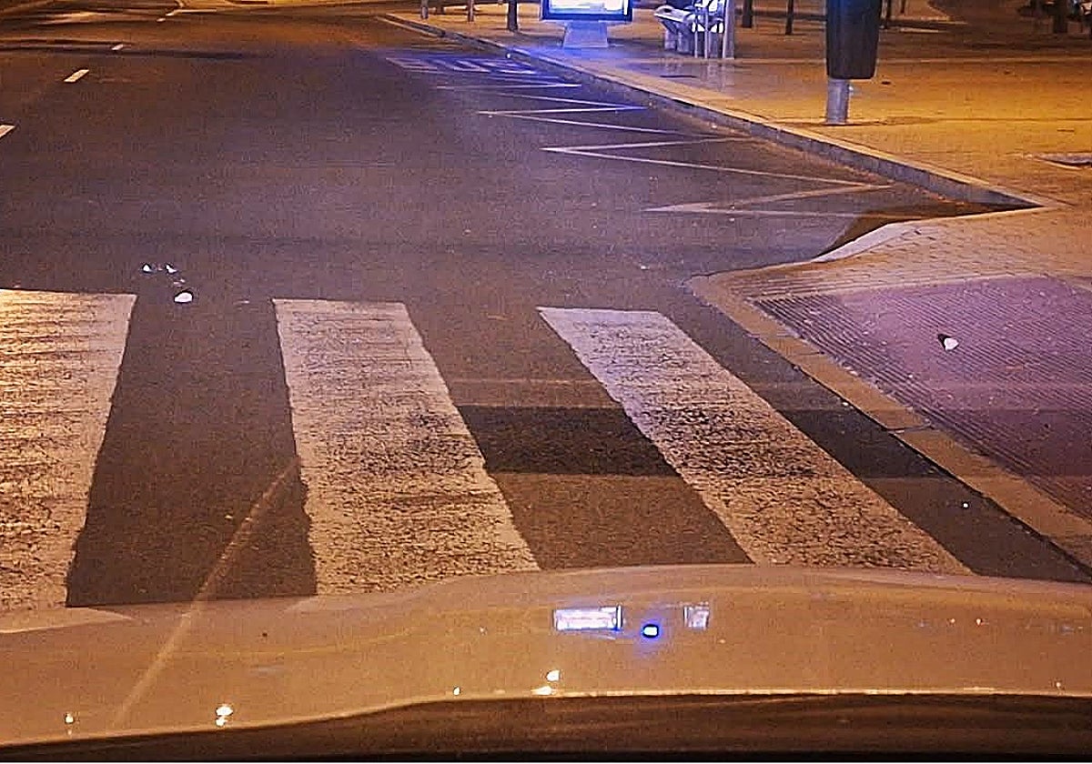 Dos de las piedras tiradas en la carretera en la calle Argantonio de Huelva capital