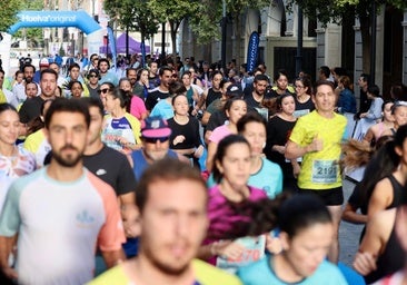Un coche irrumpe entre los corredores en la 21k Ciudad de Huelva: «Me he librado por segundos»