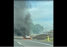 El incendio de un coche en la A-49 provoca retenciones en hora punta
