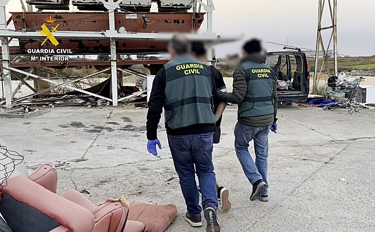 Imagen principal - Tres detenidos por matar de una brutal paliza a un vecino de Bollullos