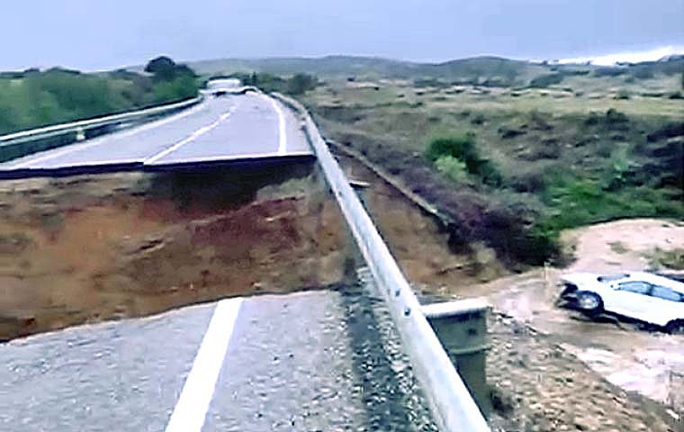 El vehículo accidentado en la A-476