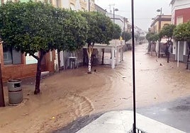 La borrasca Claudia provoca el desbordamiento de un barranco en Nerva y anega varias calles