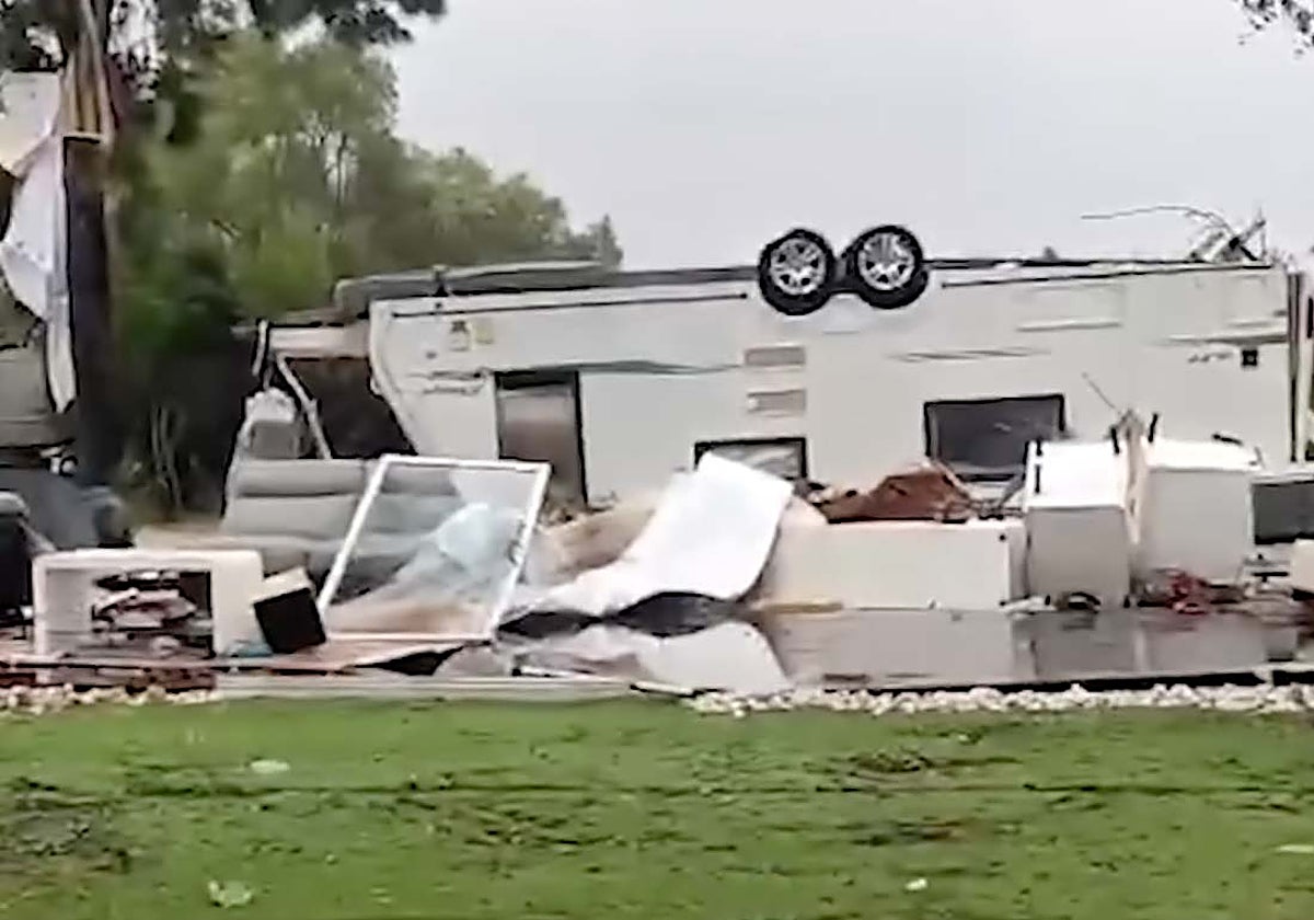 Una caravana volcada  en el camping devastado por el tornado en Albufeira