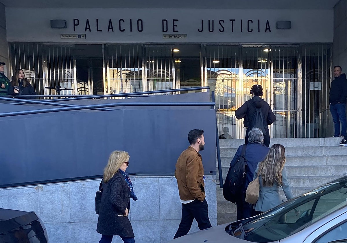 El acusado -de marrón-, a su llegada al Palacio de Justicia este viernes