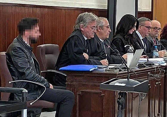 El condenado por la muerte de Alicia Rodríguez, a la izquierda, durante el juicio celebrado en Huelva