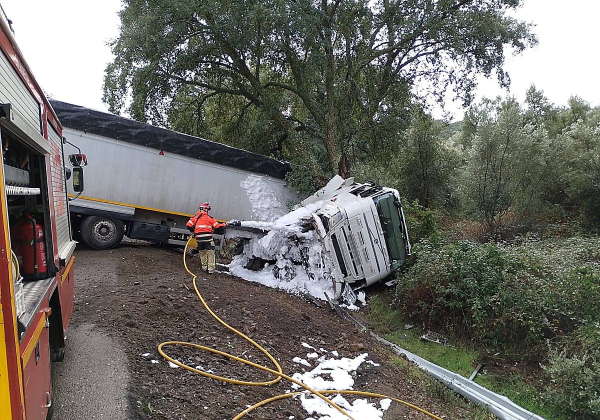 El camión que se salió de la vía en el término municipal de Jabugo