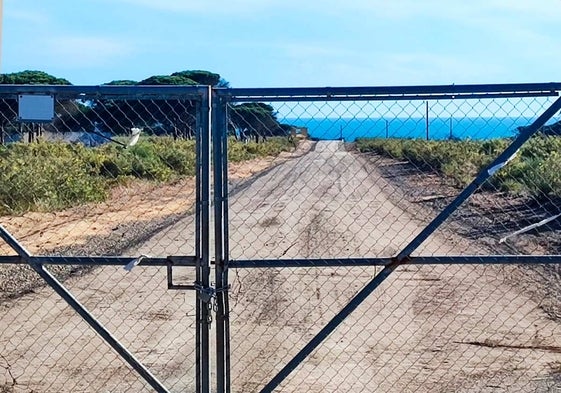 Una cancela impide el acceso a la playa