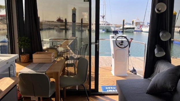 Interior de la casa flotante en Ayamonte