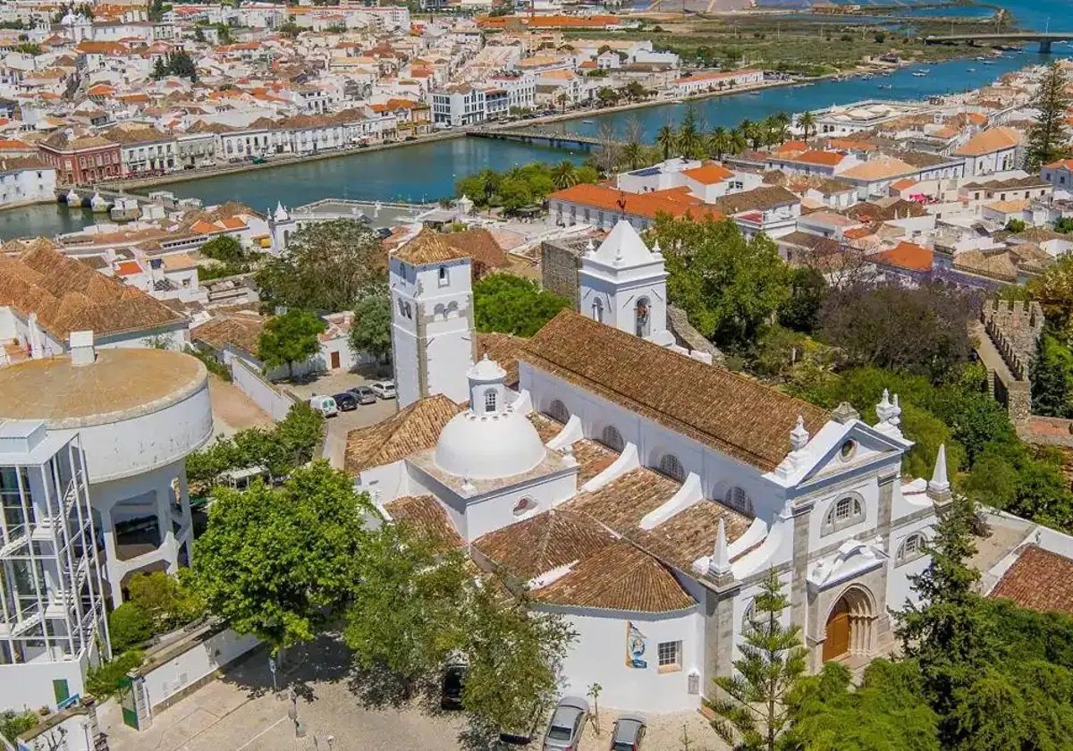 Vista aérea de la iglesia de Santa María do Castelo de Tavira, en el sur de Portugal