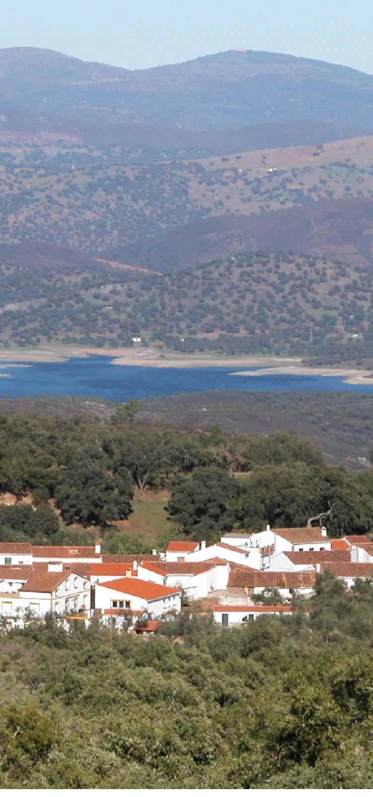 Pueblos ocultos y paisajes de cuento: la ruta de la Sierra de Huelva que pocos conocen y que te hará olvidarte del tiempo