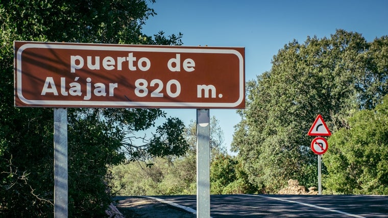 Carretera entre Alájar y Fuenteheridos