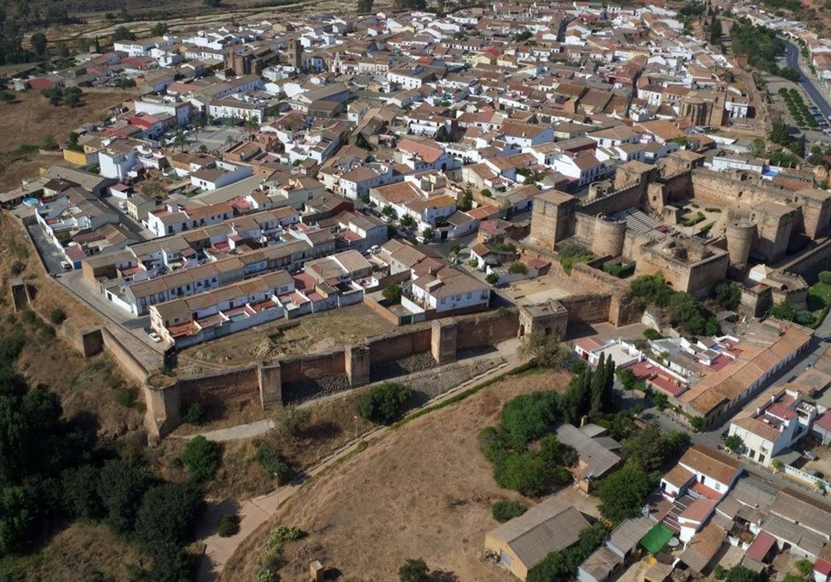 Perspectiva aérea del pueblo de Huelva que tiene la mayor cantidad de torres de Andalucía