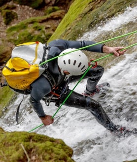 Imagen secundaria 2 - Tirolina, rafting y barranquismo