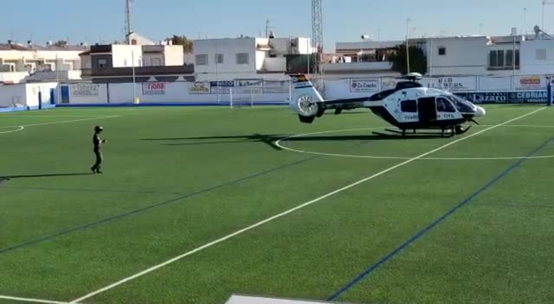 Aterriza un helicóptero en el campo de fútbol del Chipiona