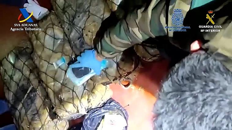 Detenido un polizón que transportaba más de 100 kilos de cocaína junto al ancla de un buque