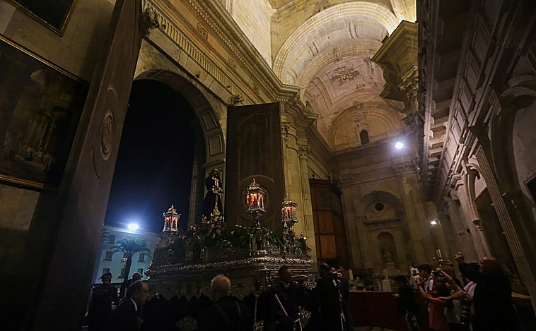 Fotos: las imágenes de los traslados de este jueves a la Catedral de Cádiz