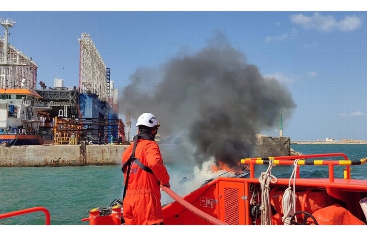 Se hunde una lancha en el puerto de Cádiz tras sufrir un incendio