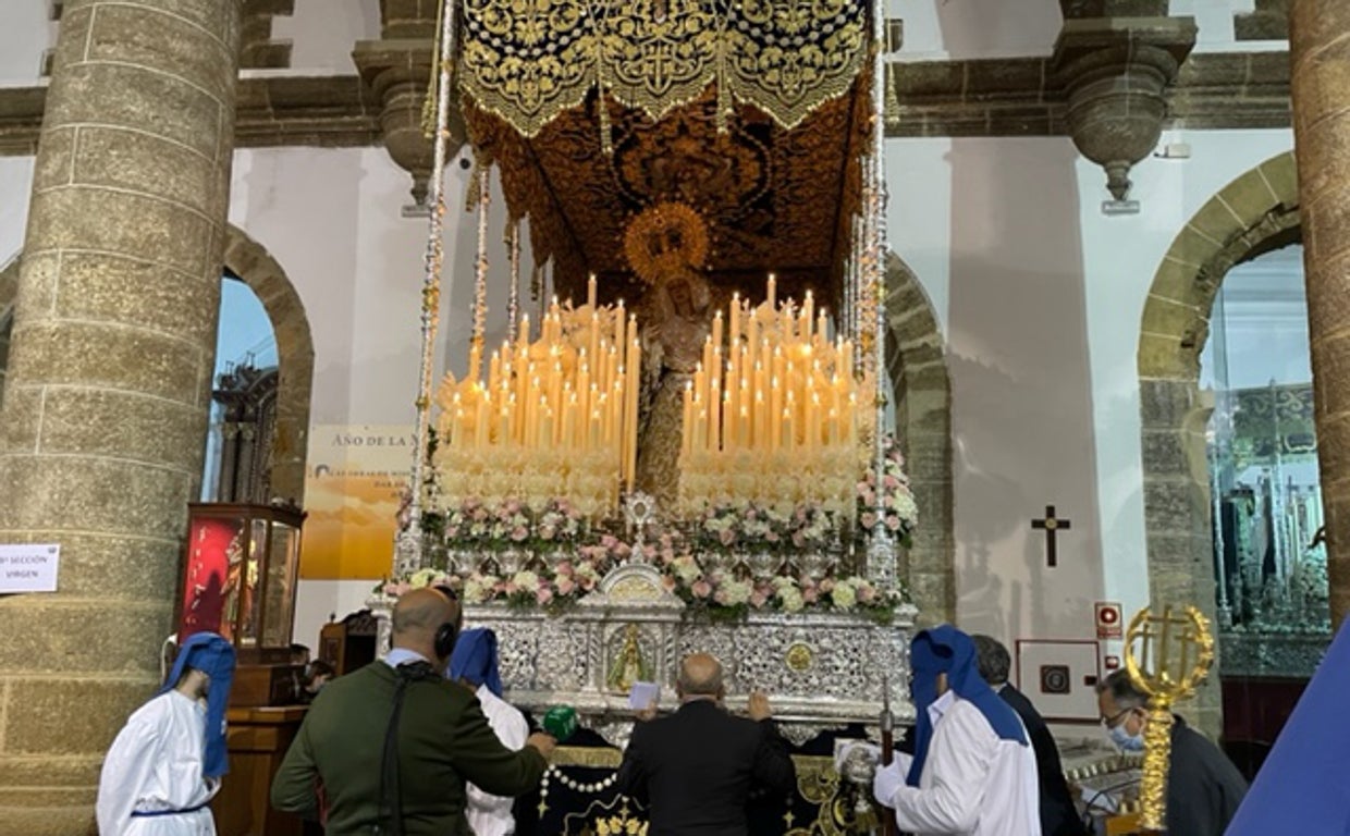 Ramón Velázquez, ante la Virgen del Perdón antes de su salida procesional esta última Madrugada